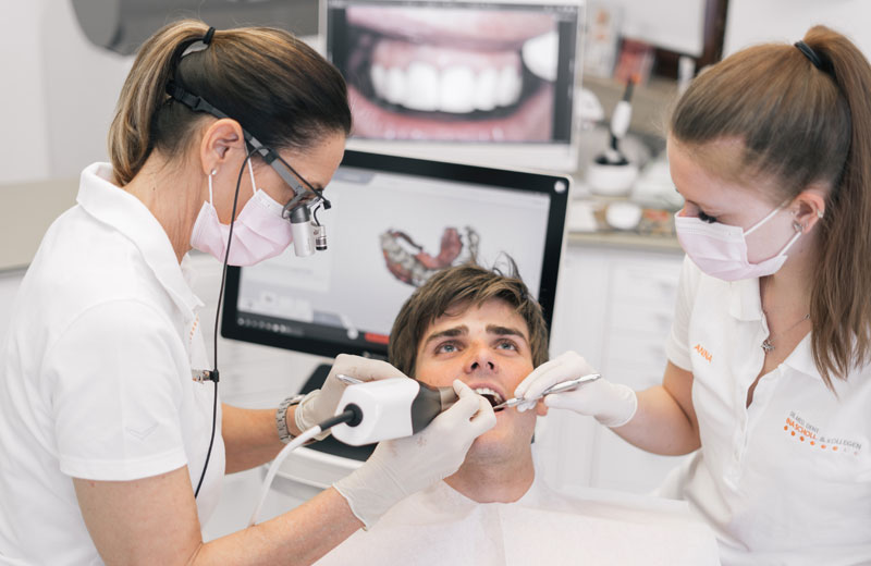 Zahnarztpraxis Deisenhofen - Dr. Ina Scholl bei der behandlung